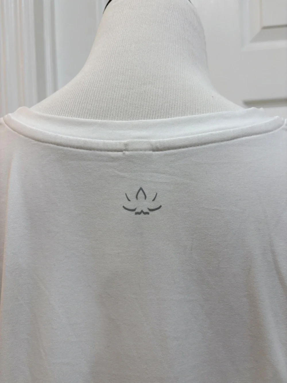 NWT Beyond Yoga Featherweight On The Down Low Tee White Size M - Picture 10 of 11